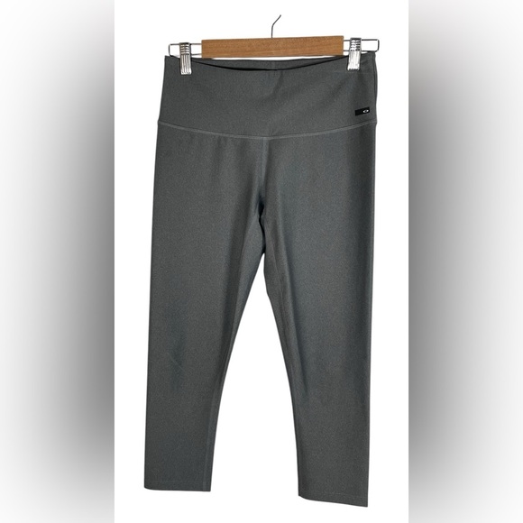 Oakley Women's Capri Athletic Leggings. Medium - Picture 1 of 8